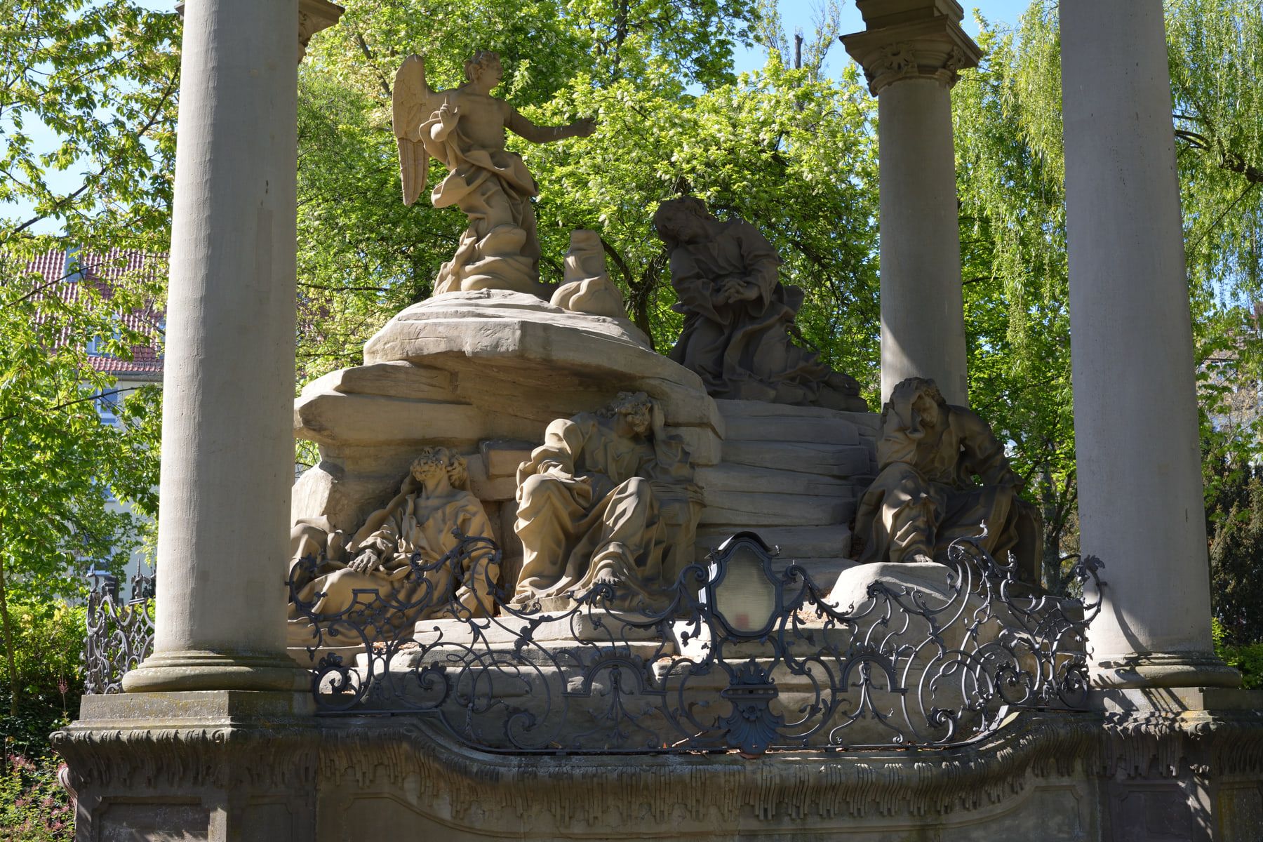Ölberggruppe unter dem offenen Säulenpavillon im Hauptfriedhof auf Hauptfriedhof Würzburg