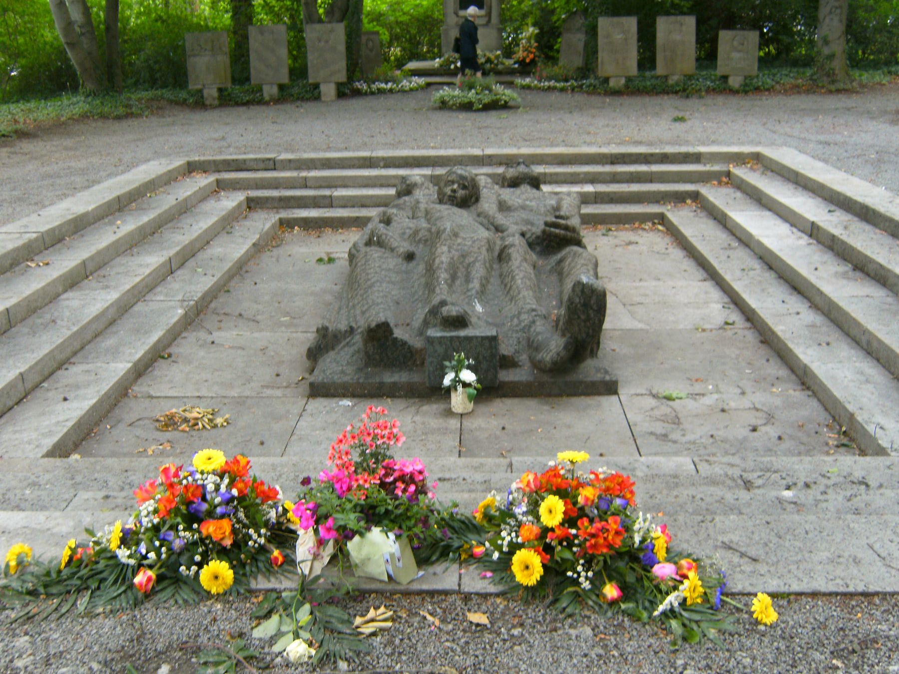 Gedenkskulptur für die Würzburger Bombenopfer mit niedergelegten Blumengebinden auf Hauptfriedhof Würzburg