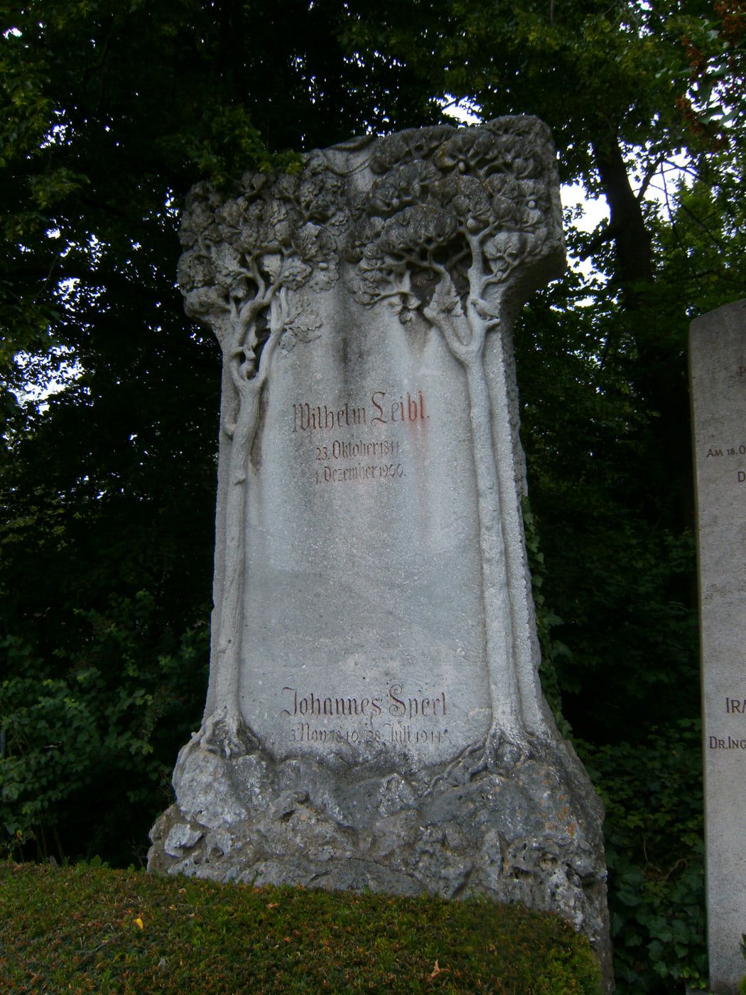 Grabstätte von Wilhelm Leibl auf Hauptfriedhof Würzburg